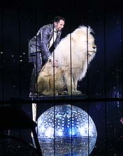 Martin Lacey jr.  und King Tonga - mit 18 Jahren immer noch ein fitter weißer Löwe  bei der Premiere der 2. Winterspielzeit 2020 am 01.02.2020 (©Foto: Martin Schmitz)